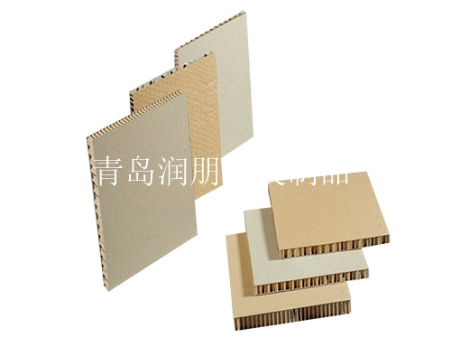 潍坊蜂窝纸板具有良好的缓冲性能，根据生物力学原理，潍坊蜂窝纸板模仿天然蜂窝的轻量化